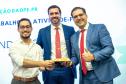 Premiados recebem os troféus 