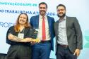 Premiados recebem os troféus 