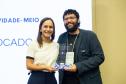 Premiados recebem os troféus 