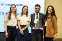 Premiados recebem os troféus 