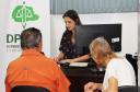 Defensora pública Mariana Montovani atende casal de idosos no mutirão Concilia em Guaíra. 
