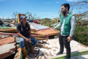 Defensor público Fernando Redede atendendo o senhor Ednaldo em Rio Bonito do Iguaçu.