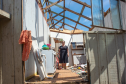 Imagem da dona Maria da Silva, moradora de Rio Bonito do Iguaçu. Ela está em meio a estrutura do que deveria ser ainda a sua casa, devastada pelo tornado.. 