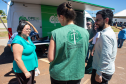 Equipe da Van dos Direitos atendendo a dona Leideane.