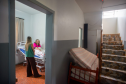 Dona Dirce conversando com a defensora Ingrid. Ela passou por cirurgia e estava se recuperando qndo o tornado destruiu sua casa. No abrigo está medicada e se recuperando