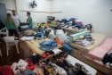 Roupas, calçados, colchões e demais itens de doação no abrigo