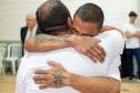 Edição também realizou o primeiro casamento homoafetivo do projeto Casando Direitos. Na fotos, noivos se abraçam depois de assinarem os papéis do casamento. 