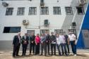 Equipe que trabalhou na realização do Projeto Casando Direitos posa em frente ao presídio.