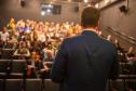 Público acompanha fala antes do início da apresentação. 