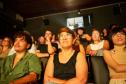 Público assiste ao filme.