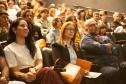 Público acompanha o lançamento do documentário. 