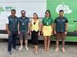 Defensores e Servidores posam em frente à Van de Direitos durante a Operação Verão Maior em Matinhos. 