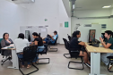 Imagem mostra várias desas de atendimento no Mutirão e usuários da DPE-PR recebendo orientações. 