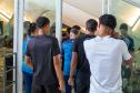 Atletas de base do Coritiba chegam para palestra do NUDEM sobre violência contra a mulher. 
