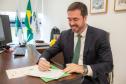 O DPG Matheus Munhoz assina o termo de posse do novo defensor público. 