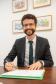 O novo defensor assina seu termo de posse. 