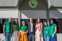 Equipe da DPE-PR posa em frente ao 33º Batalhão da PMPR. 