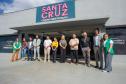 Equipe da Defensoria Pública posa em frente ao Centro Universitário Santa Cruz durante Mutirão do NUDECON. 