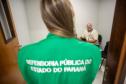 Servidora da Defensoria conversa com servidor do Banco do Brasil durante mutirão do NUDECON no Centro Universitário Santa Cruz.