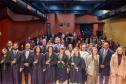 Todos os presentes posam em foto no palco ao fim da cerimônia.