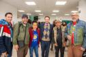 O Ouvidor Marcel Jeronymo posa ao lado de lideranças do Movimento Pop Rua. 