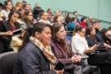 Público presente no encontro na DPE-PR. Imagem mostra auditório cheio. 