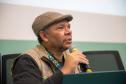 Anderson Lopes Miranda fala ao microfone. Ele é o presidente e coordenador-geral do Comitê Intersetorial de Acompanhamento e Monitoramento da Política Nacional para População em Situação de Rua (CIAMP-Rua Nacional), vinculado ao Ministério dos Direitos Humanos e da Cidadania (MDHC)