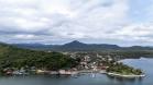 Imagem mostra a cidade de Guaraqueçaba vista de cima. 