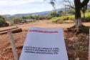 Imagem mostra o Protocolo de Consulta Livre, Prévia e Informada da Terra Indígena de Apucaraninha. Ao fundo se vê desfocada a comunidade. 