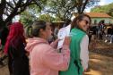 Indígena assina protocolo nas costas de Defensora Pública. 