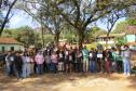 Comunidade posa ao lado da equipe da Defensoria Pública do Paraná. 