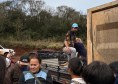 Grupo distribui telhas e lonas em caminhão. 