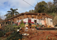 Casa completamente destelhada pelo tornado. 