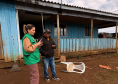 Defensora pública conversa com homem atingido pelo tornado. 