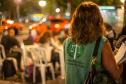 Imagem mostrar atendimento à população em situação de rua à noite.
