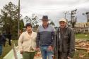 Imagem mostra família de cidadãos atendidos pela Defensoria Pública após passagem do tornado. 