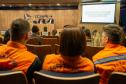 Público presente assiste palestras. 