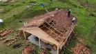 Imagem mostra casa destelhada depois da passagem do tornado por Piraí do Sul.