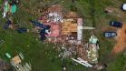 Imagem de drone mostra casa destruída pelo tornado.