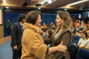 Dra Josiane Lupion Fruet cumprimenta dra Ingrid, coordenadora do NUCRISE.