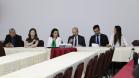 Vê-se o Dr. Eduardo Abraão, Defensor Público-Geral, sentado na mesa que compôs a abertura do evento. A sua direita está sentada a Dra. Flávia Palazzi, Diretora da EDEPAR, a Assistente Social, Gabriele Rezende, e o Ouvidor-Geral, Dr. Gerson da Sllva. 
A esquerda do DPG, está sentado o presidente da ASSEDEPAR Louis Pasteur e a Psicologa Alysha Carolyna. 