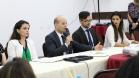Na imagem temos novamente a mesa de abertura do evento. O Dr. Eduardo Abraão está sentado mais centralmente na mesa, ao seu lado direito temos a Dra. FlávIa Palazzi e a sua esquerda Louis Pasteur e Alysha Carolyna.