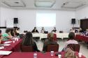 Na imagem vemos  os Assistentes Sociais participantes do evento sentados em mesas distribuídas em forma de roda, debatendo.