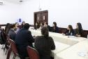 Na imagem vemos os Psicólogos participantes do evento sentados em mesas distribuídas em forma de roda, debatendo.