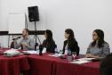 Na imagem vemos os palestrantes da mesa Mediação: Bruno Cordeiro, Psicólogo - Setor da Mediação Curitiba, Alysha Carolyna, Psicóloga - Setor da Mediação CAM Londrina, Andreia Ungari, Assistente Social do CAM Maringá e mediadora dessa mesa, e Taísa de Oliveira ,Assistente Social do CAM Curitiba. 
Todos estão sentados a mesa de palestrantes. 