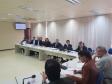Mesa da Comissão de Mediação de Conflitos Fundiários do Governo do Estado com os representantes sentados em sua volta.