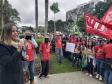 A manifestação ocorreu em frente à Prefeitura de Curitiba e contou com a presença da Dra. Olenka Lins, Coordenadora do NUFURB - Núcleo Itinerante das Questões Fundiárias e Urbanísticas da Defensoria Pública do Estado do Paraná e o Defensor Auxiliar Dr. Vitor Eduardo Tavares.