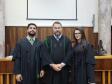 Legenda Acessível: Observa-se três pessoas, as quais participaram do projeto Jovem Defensor no Júri. 