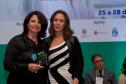 A defensora pública-geral do estado, Josiane Lupion, recebe o prêmio "Proteção Integral" por seus esforços na implementação e estruturação da Defensoria Pública do Estado do Paraná.