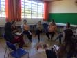 O grupo de responsáveis se encontra em formato de roda, todos sentados em cadeiras, conversando. 